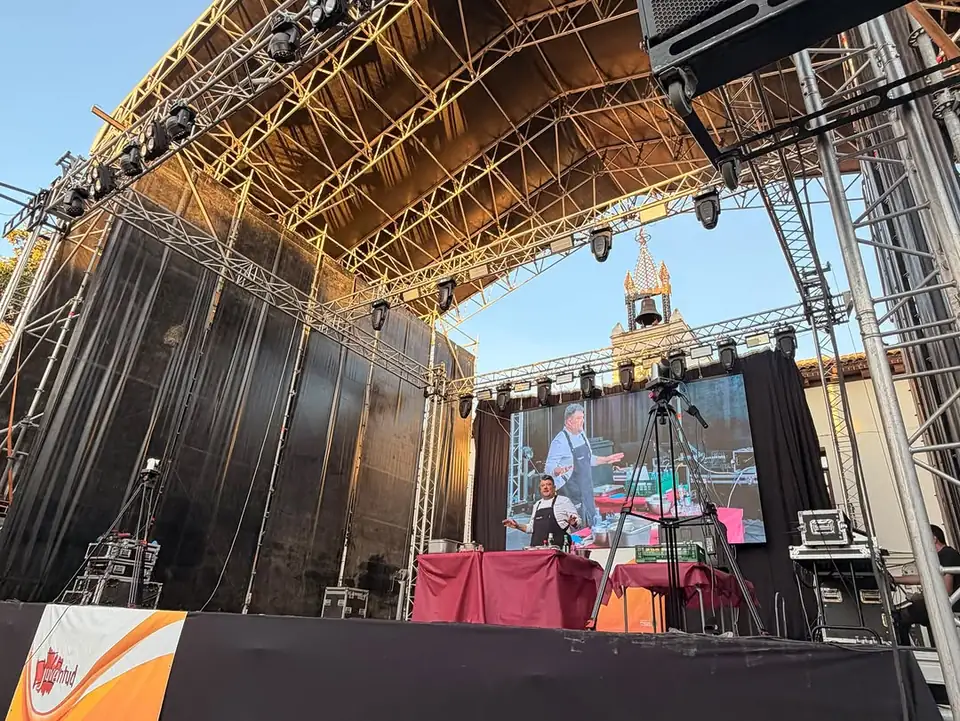 Escenario con techo de truss, cabezas móviles, line array y pantalla LED