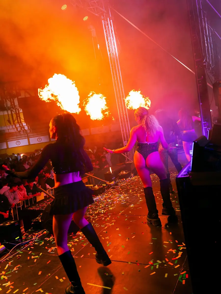 Bailarinas con llamaradas de fuego en un escenario lleno de humo