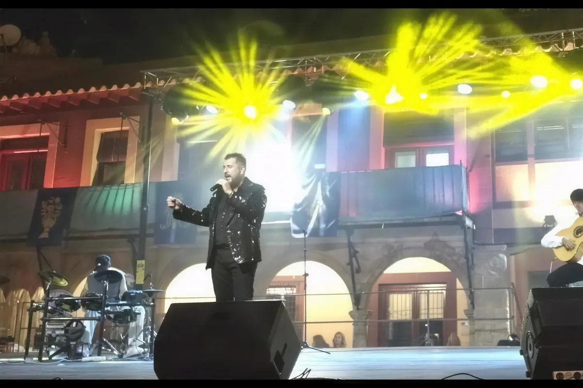 King África en el escenario de La Solana con haces de luz amarillos