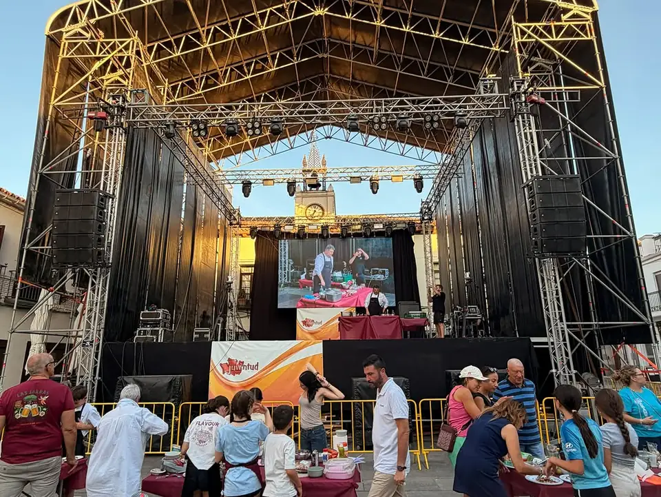 Escenario con techo de truss, pantalla LED y line array en un show cooking en Villaviciosa de Odón